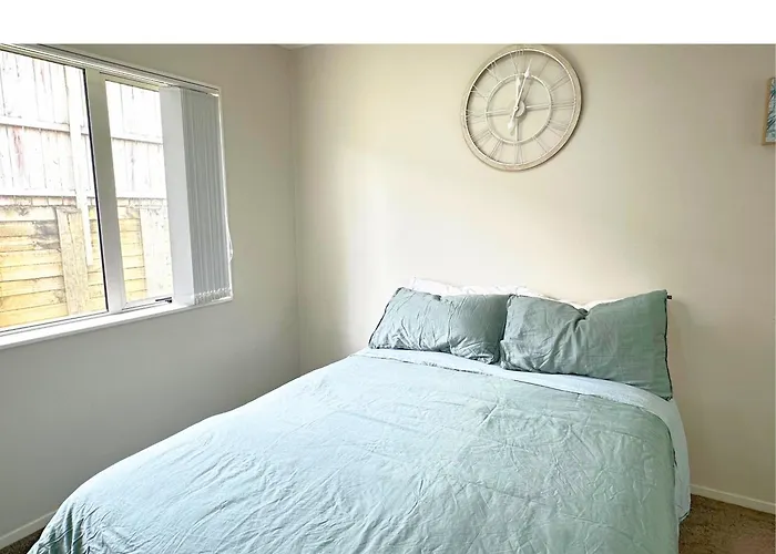 Bright&Cozy Room - Homestay Style - On Street Parking Only