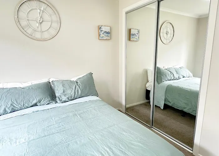 Bright&Cozy Room - Homestay Style - On Street Parking Only